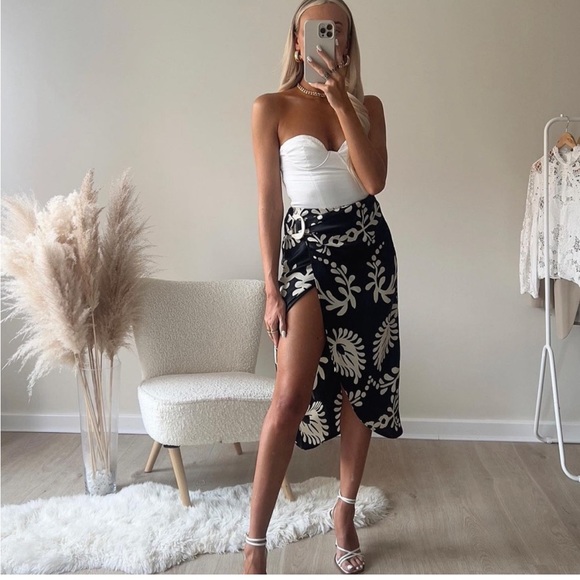 Zara satin midi skirt — Black & white side buckle detail — paisley floral print - Picture 9 of 9